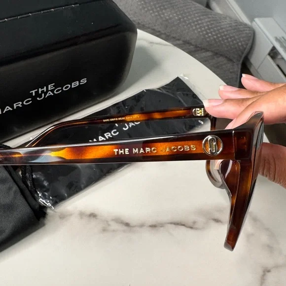 Marc Jacobs Sunglasses with Tortoiseshell Frames - Picture 3 of 4